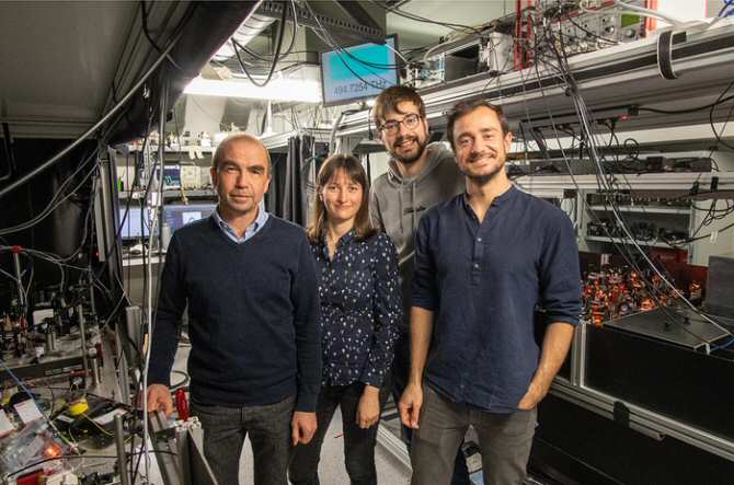 Teleportación cuántica a larga distancia mediante memorias cuánticas multiplexadas