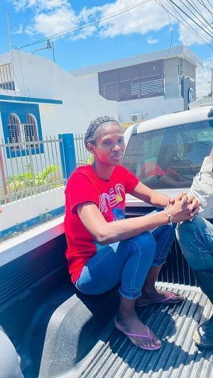 Policía apresa mujer acusada de agredir a su pareja en SPM