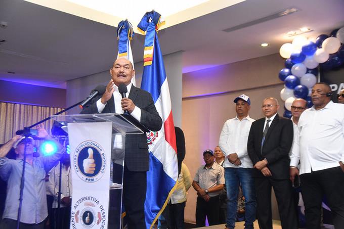 Alburquerque arremete contra gobierno al lanzar candidatura PRM