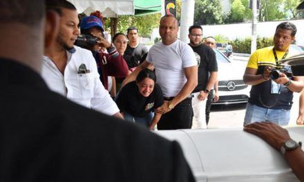 Escenas de congoja en el velatorio de Chantal