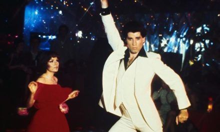 Icónico traje de Travolta en «Saturday Night Fever» en subasta por hasta US$200,000