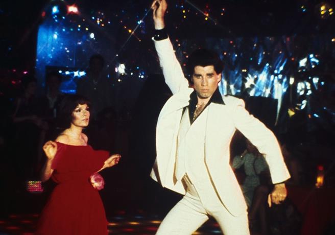 Icónico traje de Travolta en «Saturday Night Fever» en subasta por hasta US$200,000