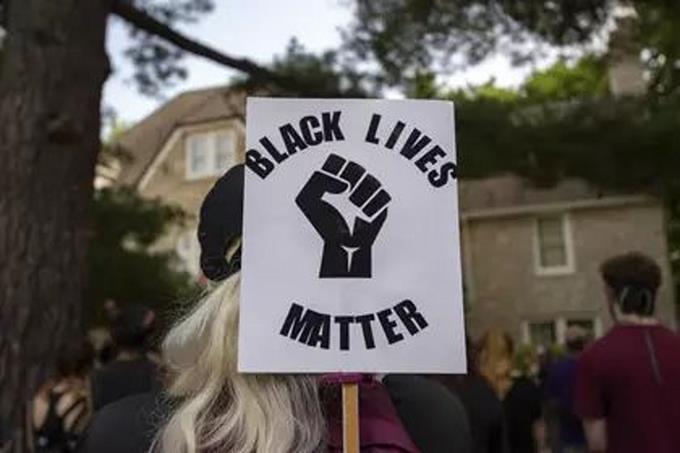 La familia de un joven negro de 16 años tiroteado el pasado jueves en Kansas pide «justicia»