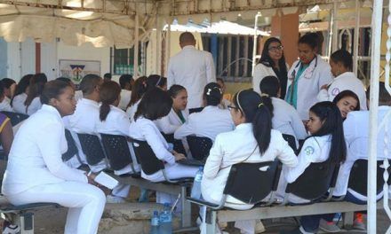 País tiene que formar médicos de la era moderna