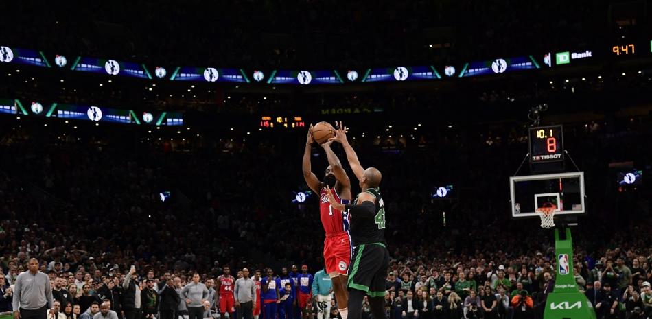 Harden anota 45 con el canasto ganador y Sixers se imponen a los Celtics