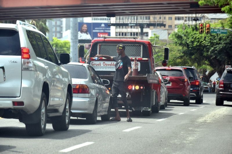 Los limpiavidrios se ocultan y salen en las avenidas de la capital