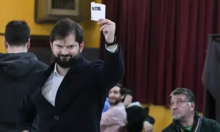 Chilenos eligen a los 50 redactores de su nueva Constitución