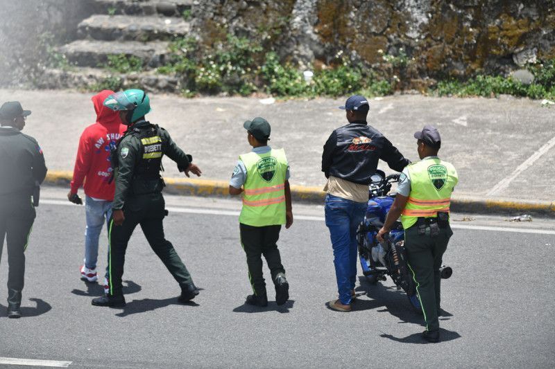 Motociclistas burlan la ley, entran a túneles y trepan con libertad por los elevados