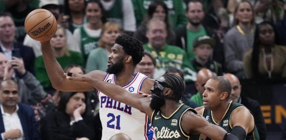 Sixers le pegan fuerte a Celtics con 33 puntos de Embiid y 30 de Maxey