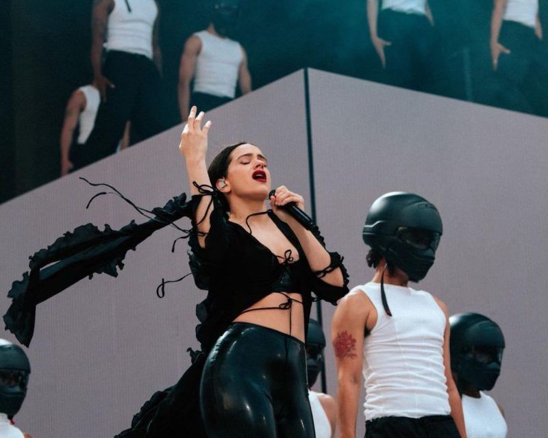 Rosalía vuelve a referirse a fotos suyas falsas: «El cuerpo de una mujer no es propiedad pública»