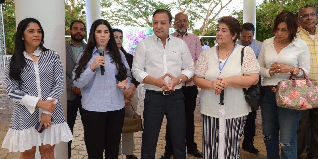 Abel Martínez entrega en Santiago primer biblioparque de RD