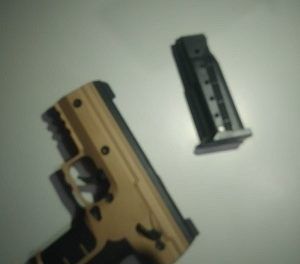 Policía de Yaguate apresa hombre con arma tipo bélico ilegal
