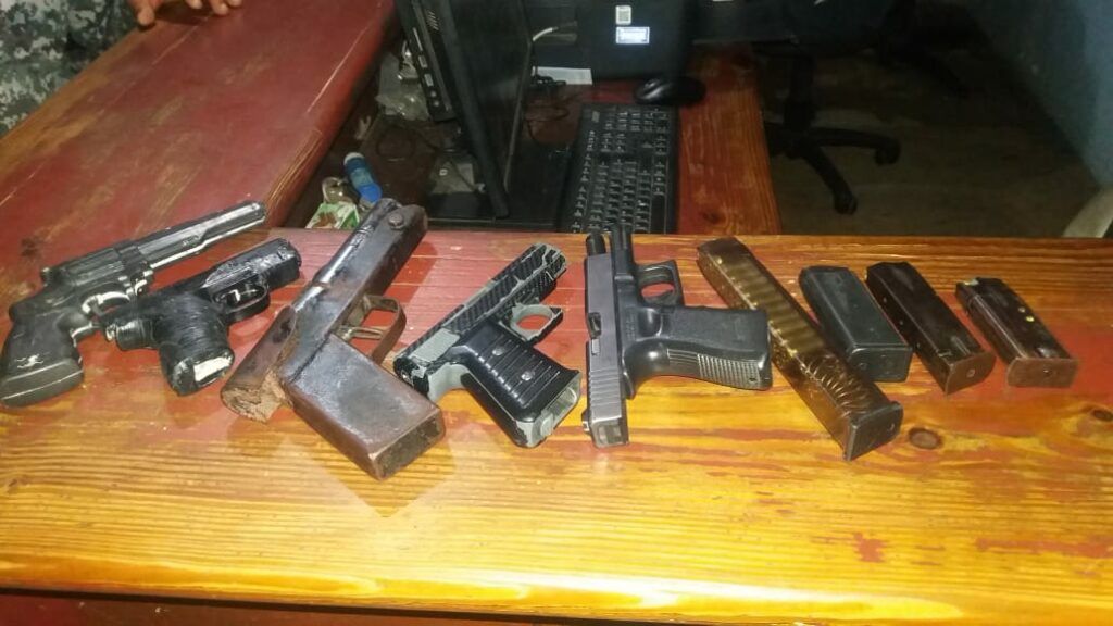 Intervención policial preventiva dentro de discoteca permite ocupación de cinco tipos de armas de fuego eran portadas de manera ilegal