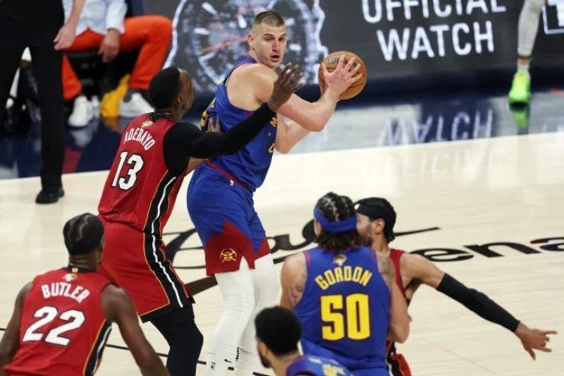 Jokic debuta en grande, Denver supera a Miami 104-93 en el primer partido de las Finales de la NBA