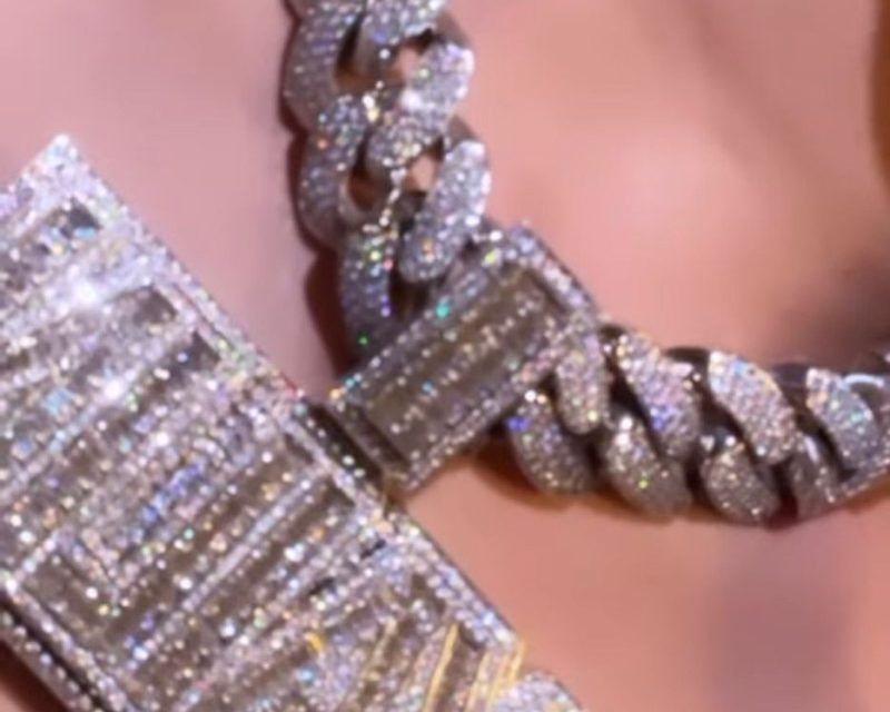 Yailin presume su nueva cadena de diamantes valorada en millones de pesos