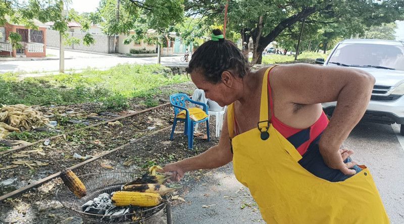 El “maíz asado” es el sustento de doña María, en Barahona