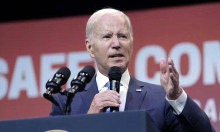 Biden exige más restricciones a la venta de armas al cumplirse un año de la masacre de Uvalde