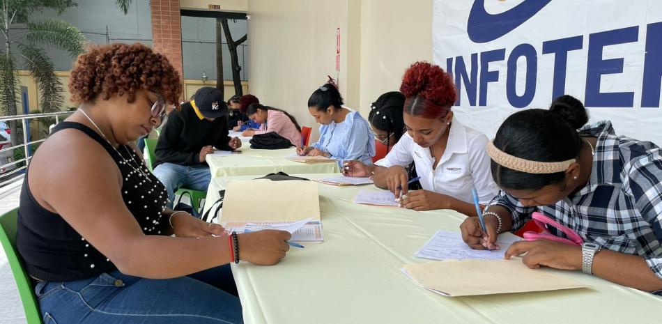 Jóvenes requieren más oportunidades laborales