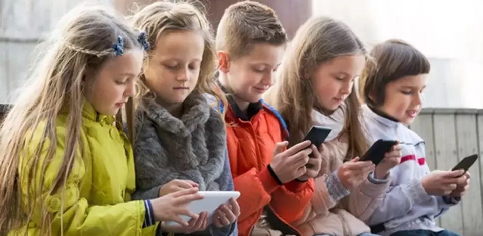 Un pueblo irlandés prohíbe celulares a menores de 12 años
