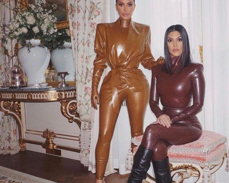 Kourtney Kardashian acusa a Kim de plagio y de usar su boda para hacer negocios