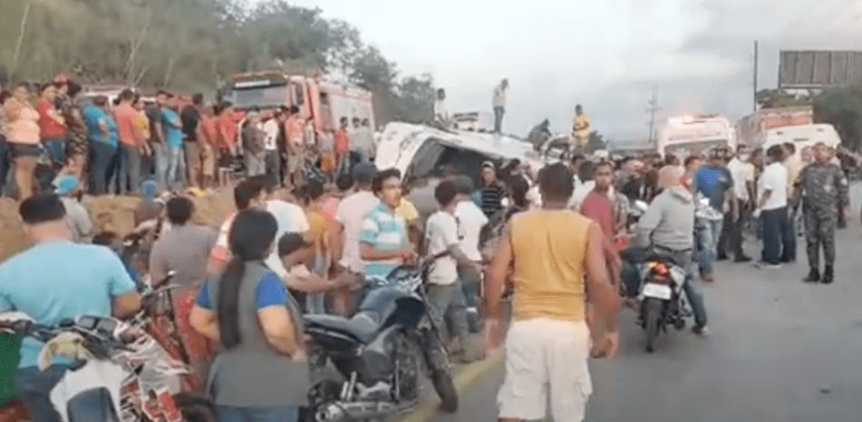 Mueren cinco personas y 28 están heridas en accidente guagua La Vega