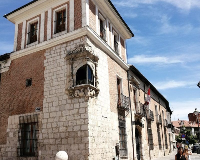 Palacio de Pimentel, en Valladolid: resalta ventana esquinada