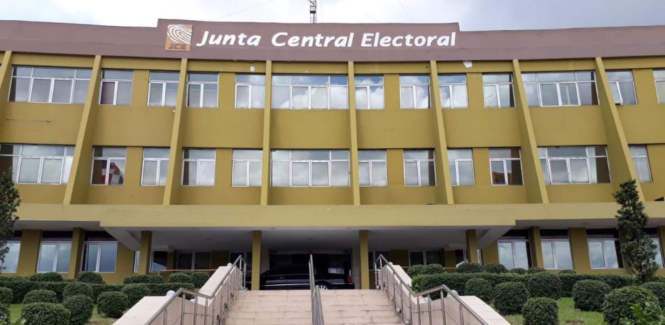 Partidos políticos depositan reservas de candidaturas ante la JCE