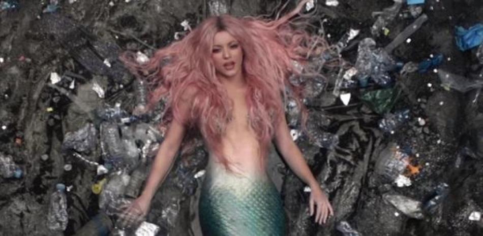 Shakira se transforma en una sirena rescatada por Manuel Turizo en su nueva colaboración