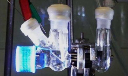 Atrapar dióxido de carbono y elaborar combustibles sostenibles con él y con desechos plásticos usando solo energía solar