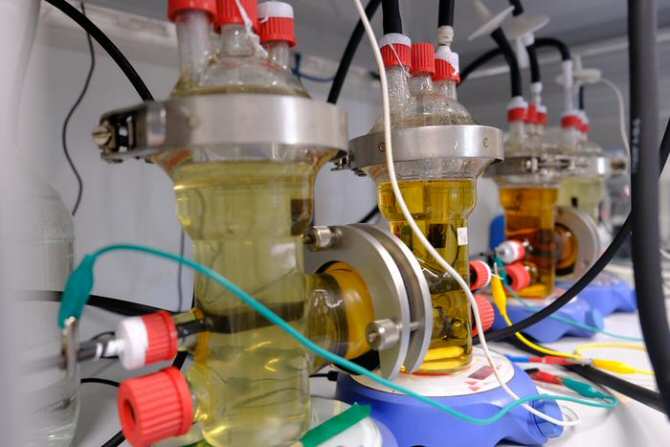 Bacterias que elaboran productos útiles cuando se las energiza con electricidad