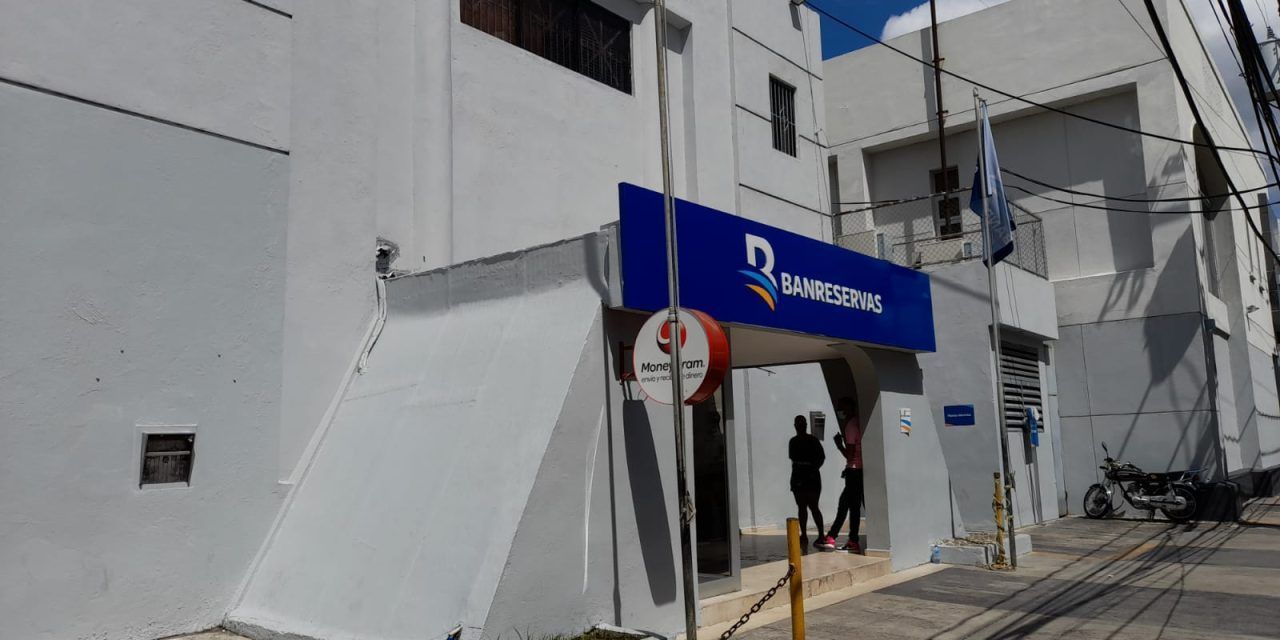 Quejas contra Banreservas en San Cristóbal por mal servicio