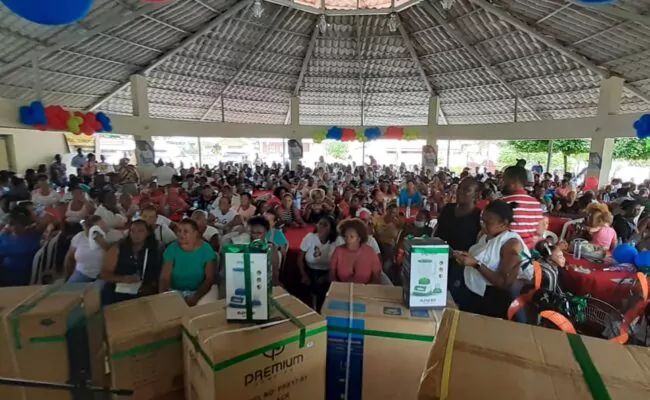 Aspirante alcalde Tony Marte festeja con Madres de Santo Domingo Norte