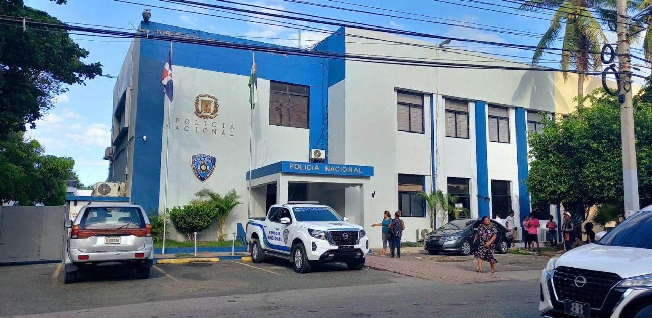 Policía atrapa hombre acusado de asaltar joven en Montellano y detiene otro por robo en residencia