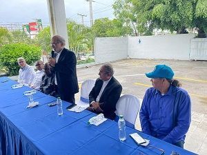 Director Regional Sur Central recibe visita del Obispo de Baní para recibir bendiciones y fortalecer la colaboración