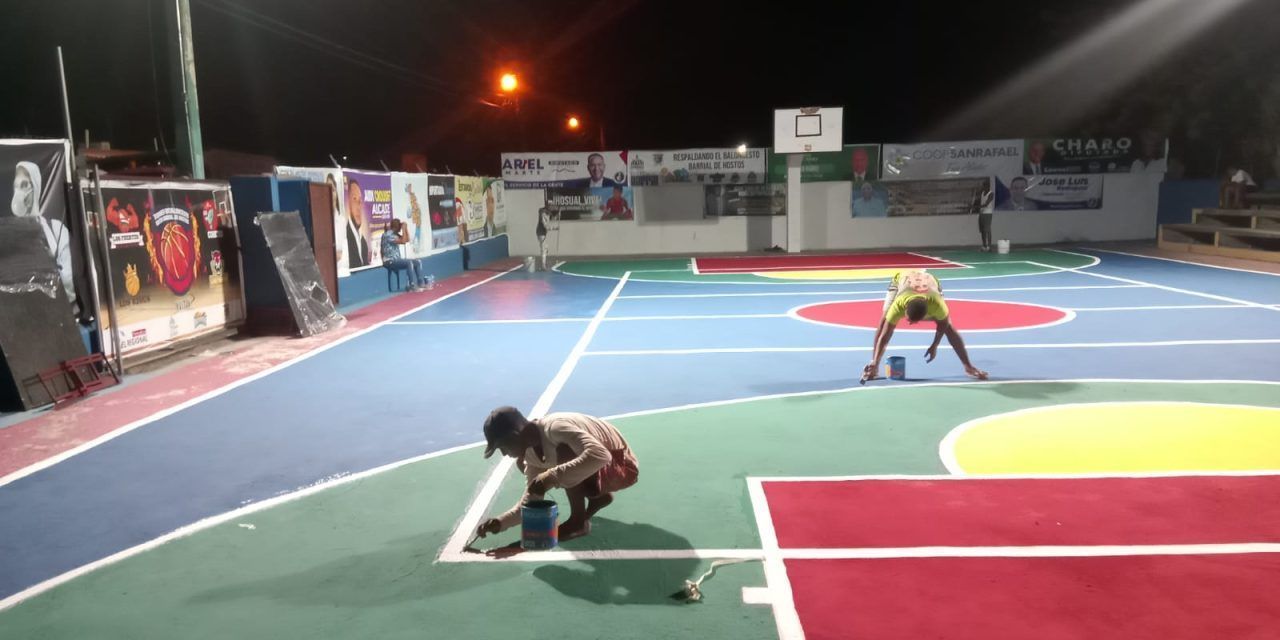 Alcaldía Municipal de Hostos remodela cancha de baloncesto