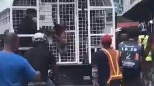 Niño colgando de la puerta de un camión celular de Migración genera indignación en República Dominicana