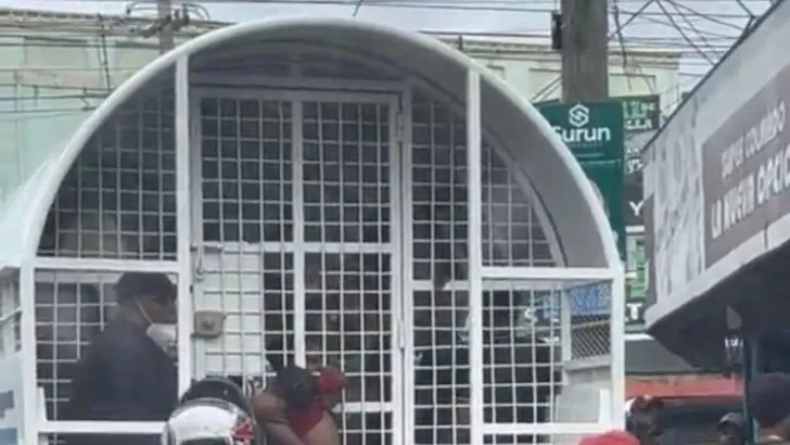 Migración investiga detención de haitiana y su bebe agarrado en verja de camión en operativo