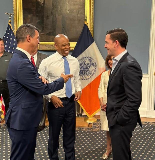 Alcalde de NY Eric Adams e Ydanis Rodriguez reciben a Hugo Beras