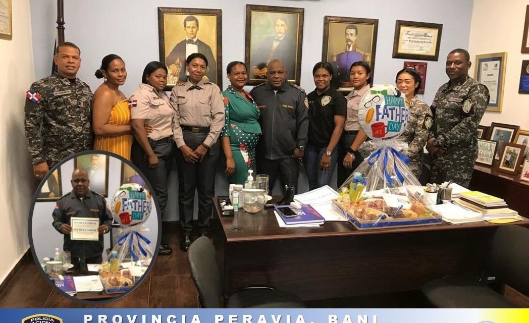 Miembros Femeninas de la Policía Nacional en la Dirección Regional Sur Central, Baní, celebran el Día del Padre con un emotivo agasajo al Director, coronel Francisco Sención de la Cruz