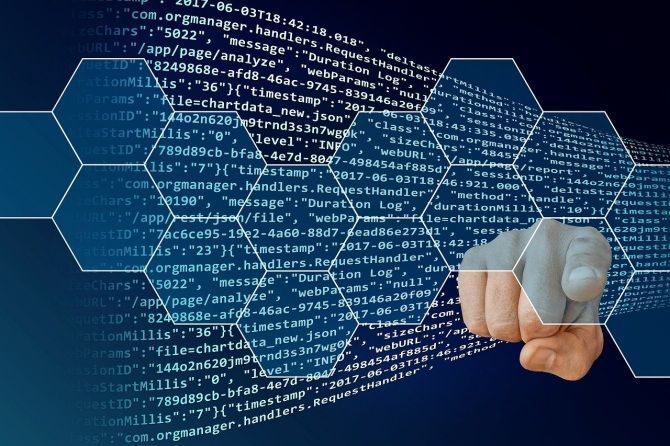 En la era digital actual, la tecnología de la cadena de bloques, o blockchain, se ha posicionado como una de las innovaciones más prometedoras y revolucionarias. Con el potencial de impactar diversas industrias, desde las finanzas hasta la logística y la atención médica, la cadena de bloques ha capturado la atención de expertos y entusiastas de la tecnología en todo el mundo.     Entendiendo la Cadena de Bloques     En su esencia, la cadena de bloques es una tecnología de registro distribuido que permite a múltiples partes mantener una base de datos compartida y confiable sin necesidad de una autoridad centralizada. Esta base de datos, como su nombre lo sugiere, se compone de bloques que contienen información transaccional y están vinculados entre sí mediante una secuencia criptográfica, formando una cadena inmutable.     La característica clave de la cadena de bloques es su naturaleza descentralizada. En lugar de depender de una entidad central para verificar y aprobar transacciones, como ocurre en los sistemas tradicionales, la cadena de bloques utiliza un mecanismo de consenso, como la prueba de trabajo o la prueba de participación, que permite a los participantes llegar a un acuerdo y validar las transacciones de manera colectiva. Esto asegura que todos los nodos de la red estén sincronizados y de acuerdo con el estado actual de la base de datos.