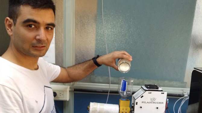 Con botellas de plástico crean una turbina para generar electricidad en ríos y arroyos