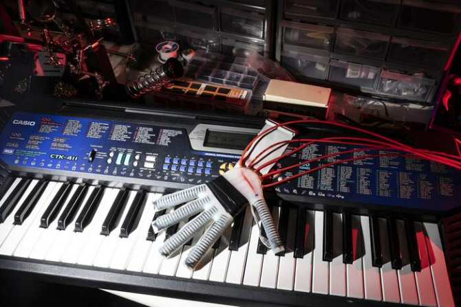 Guantes robóticos con inteligencia artificial para perfeccionar los movimientos de las manos