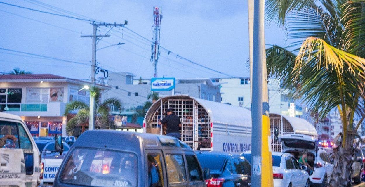 Migración interviene Malecón SDE y saca haitianos