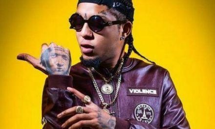 Rochy RD le regala su ropa a un indigente