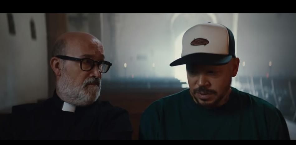 Residente advierte de una inminente «tiraera» en un original video junto a Javier Cámara