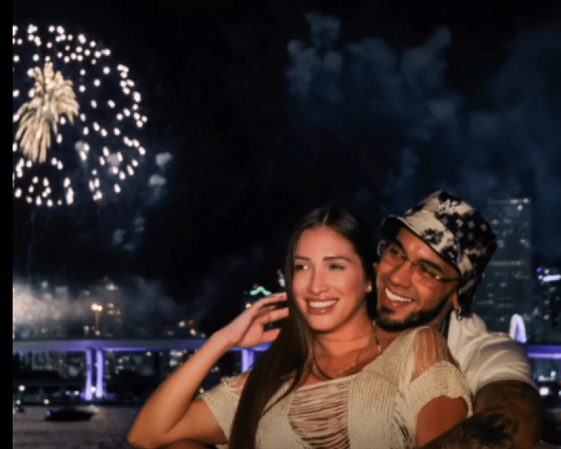 Anuel AA visita Disney junto a su nueva novia, su hijo y su expareja
