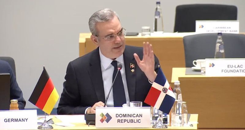 Abinader insiste en Cumbre UE-CELAC que el país no puede cansarse con tema haitiano