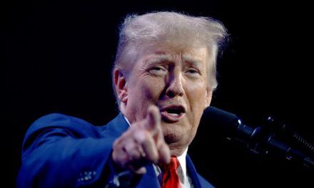 DeSantis dice que Trump debería haber hecho más por detener la toma del Capitolio