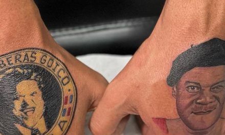 Kiko El Crazy se tatúa en las manos rostros de Freddy Beras Goico y Luisito Martí