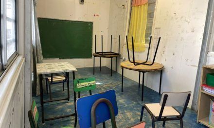 Estudiantes tienen 12 años ‘apiñados’ en aulas móviles en SFM